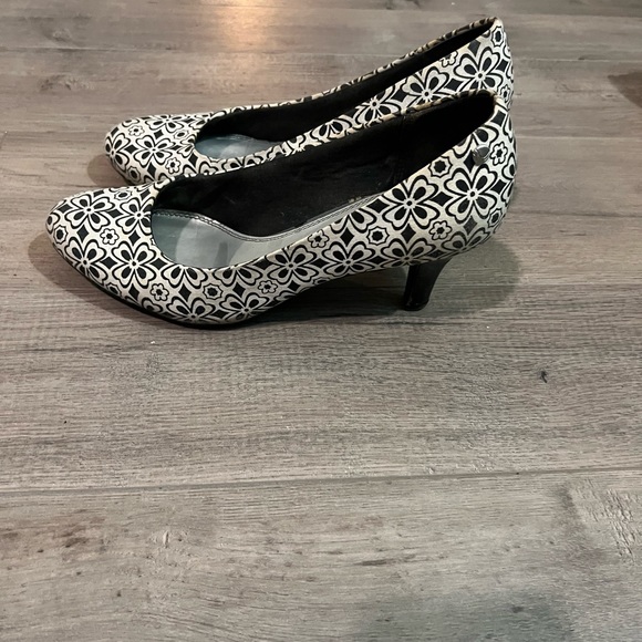 Life stride woman’s black and white heels - Picture 2 of 2